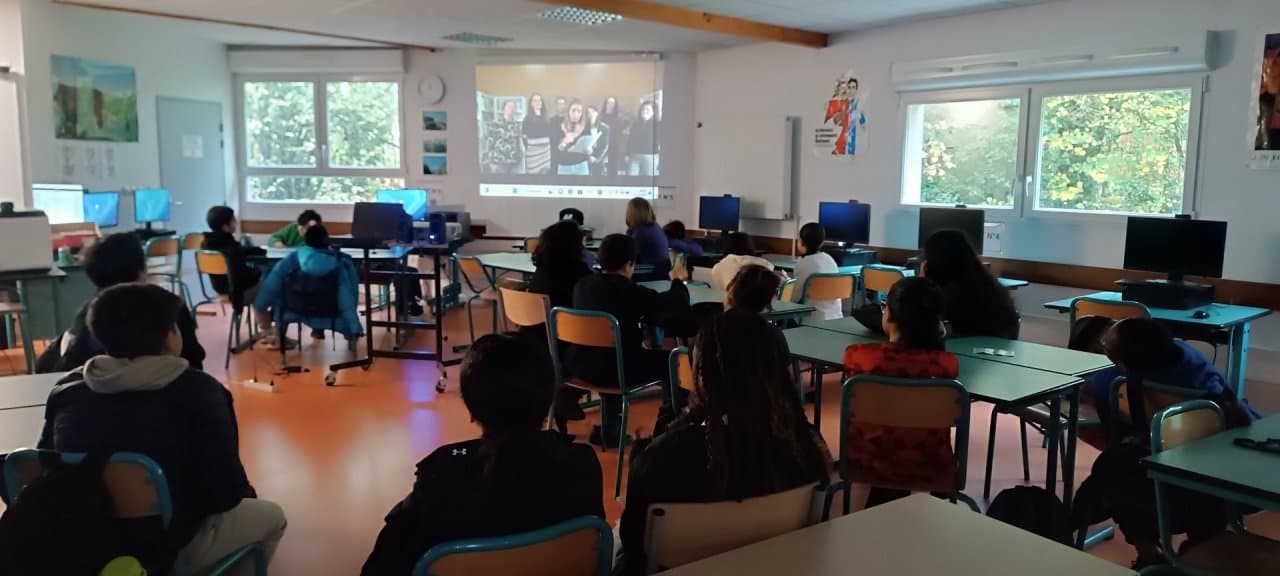 Intervention ElleStime - élèves en classe avec projection