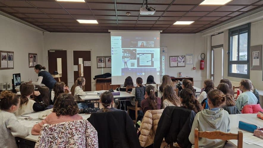 Collégiennes en visioconférence avec une mentore ElleStime